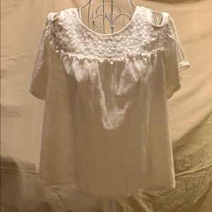 New Directions Ivory cold shoulder top PMed